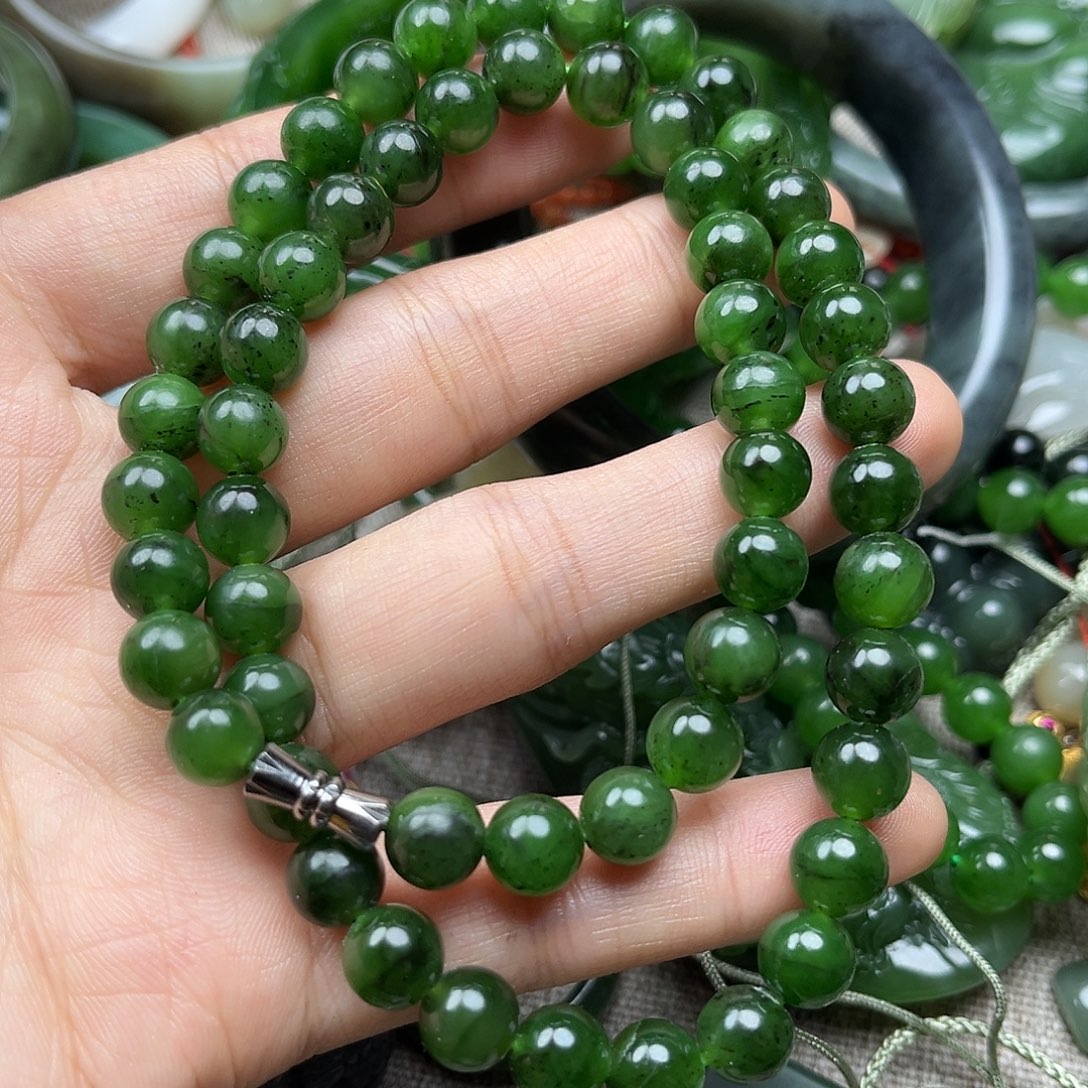 和田玉（碧玉）未镶嵌颈饰有瑕疵。