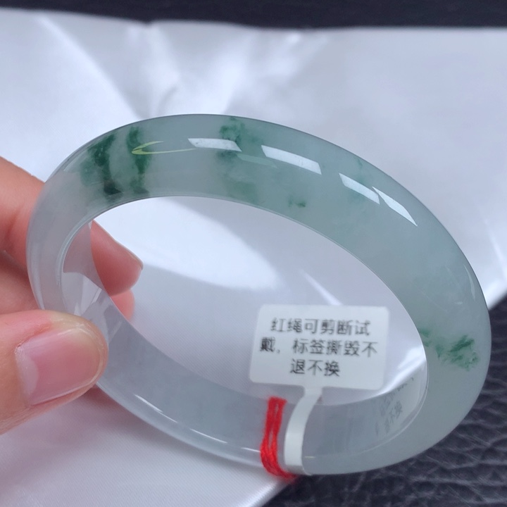 翡翠未镶嵌手镯。