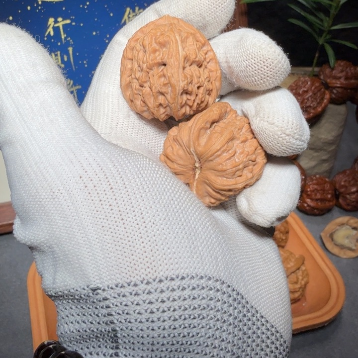 文玩核桃吊坠白狮子编号6348，34-35-33