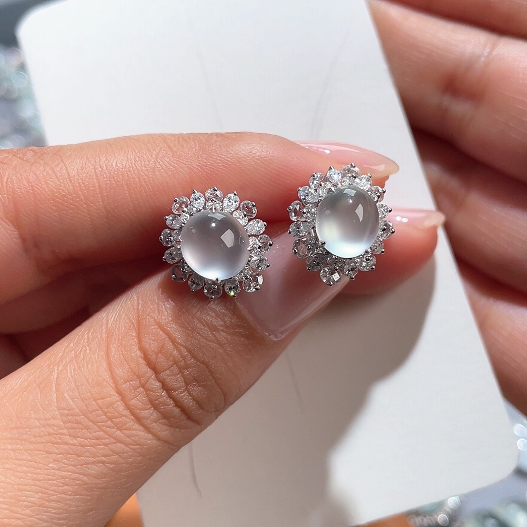 翡翠颈饰18K金镶嵌翡翠蛋面耳钉