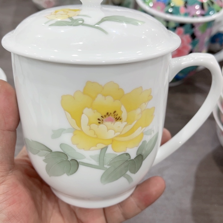 碟釉下五彩的瓷器和瓷器