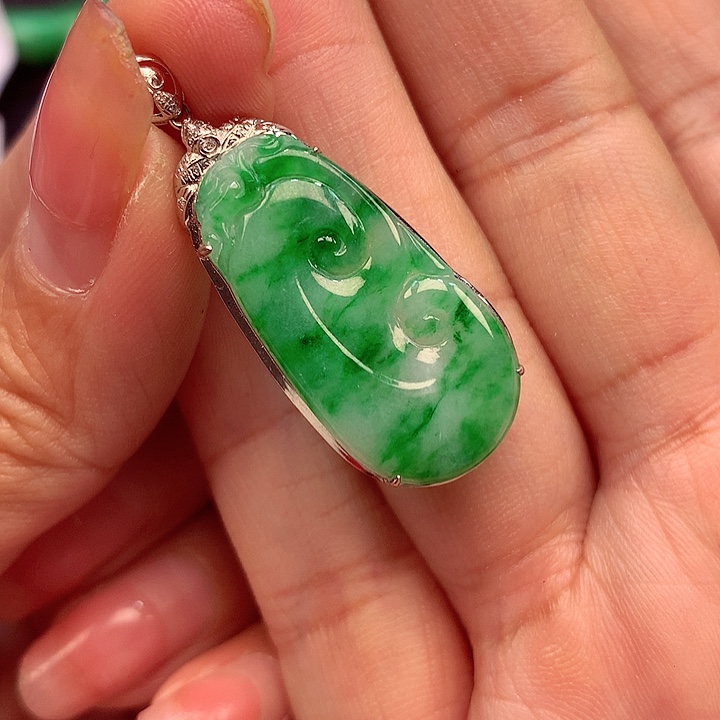 翡翠颈饰18K金镶嵌翡翠