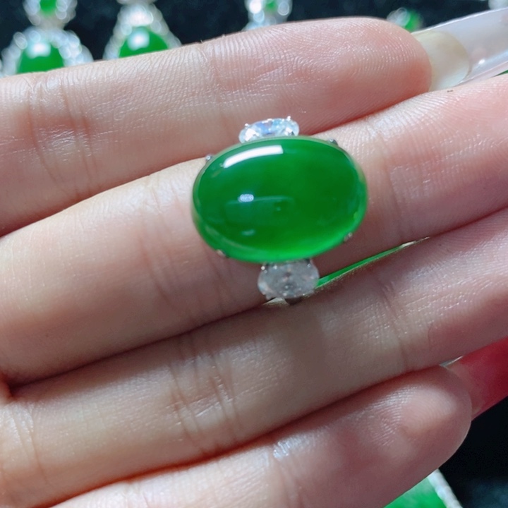 翡翠颈饰18K金镶嵌18。