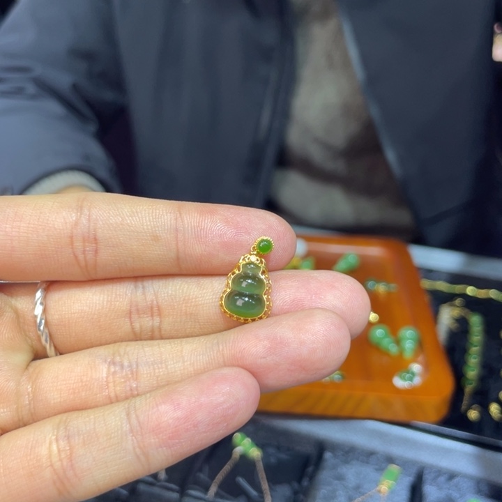 和田玉（糖玉）18K金镶嵌颈饰
