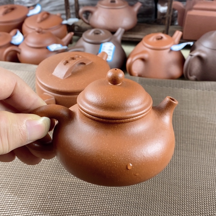 紫砂茶壶宝山红降坡