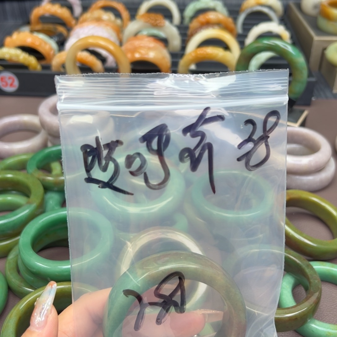 石英质玉手镯未镶嵌哎****²