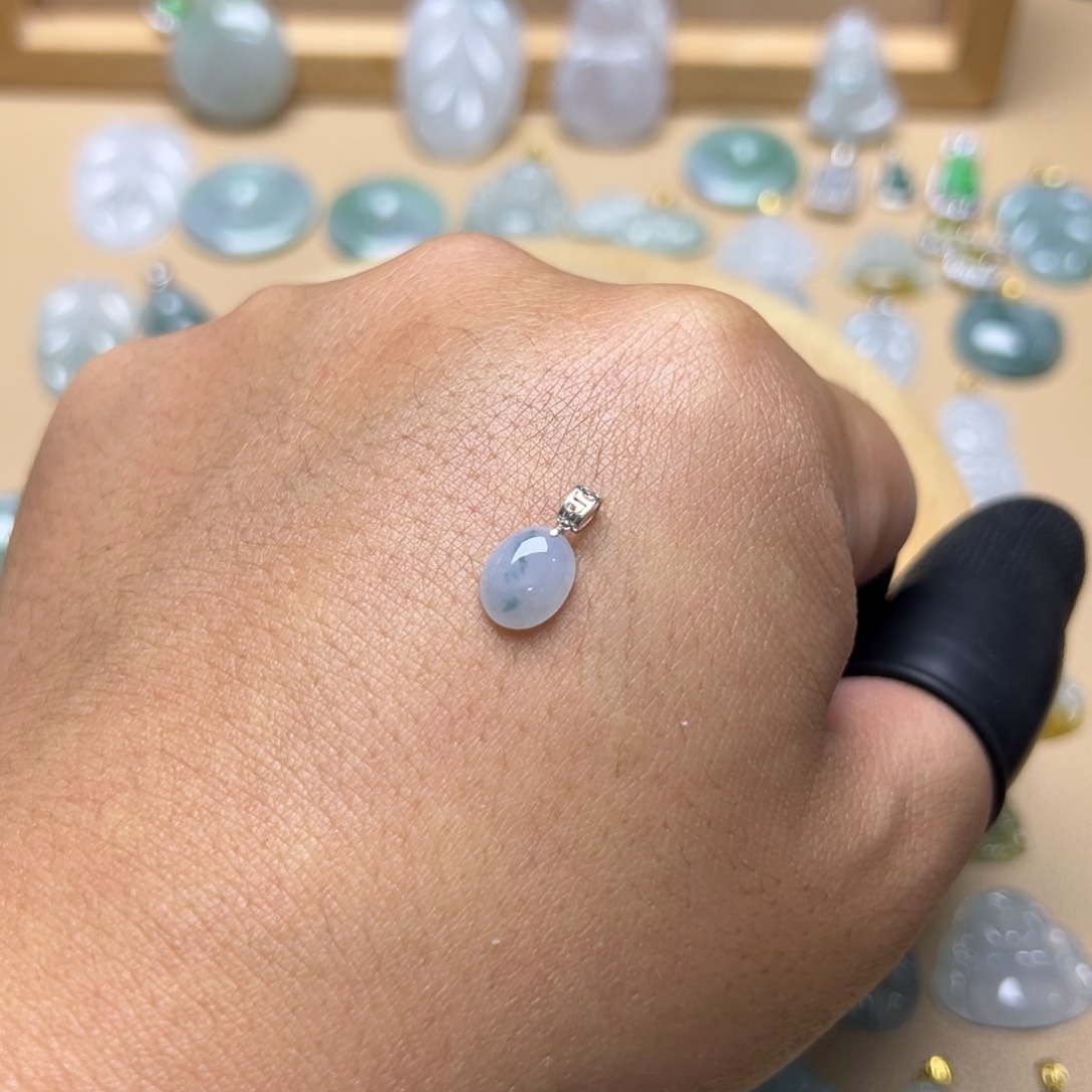 翡翠颈饰18K金镶嵌蛋面吊坠