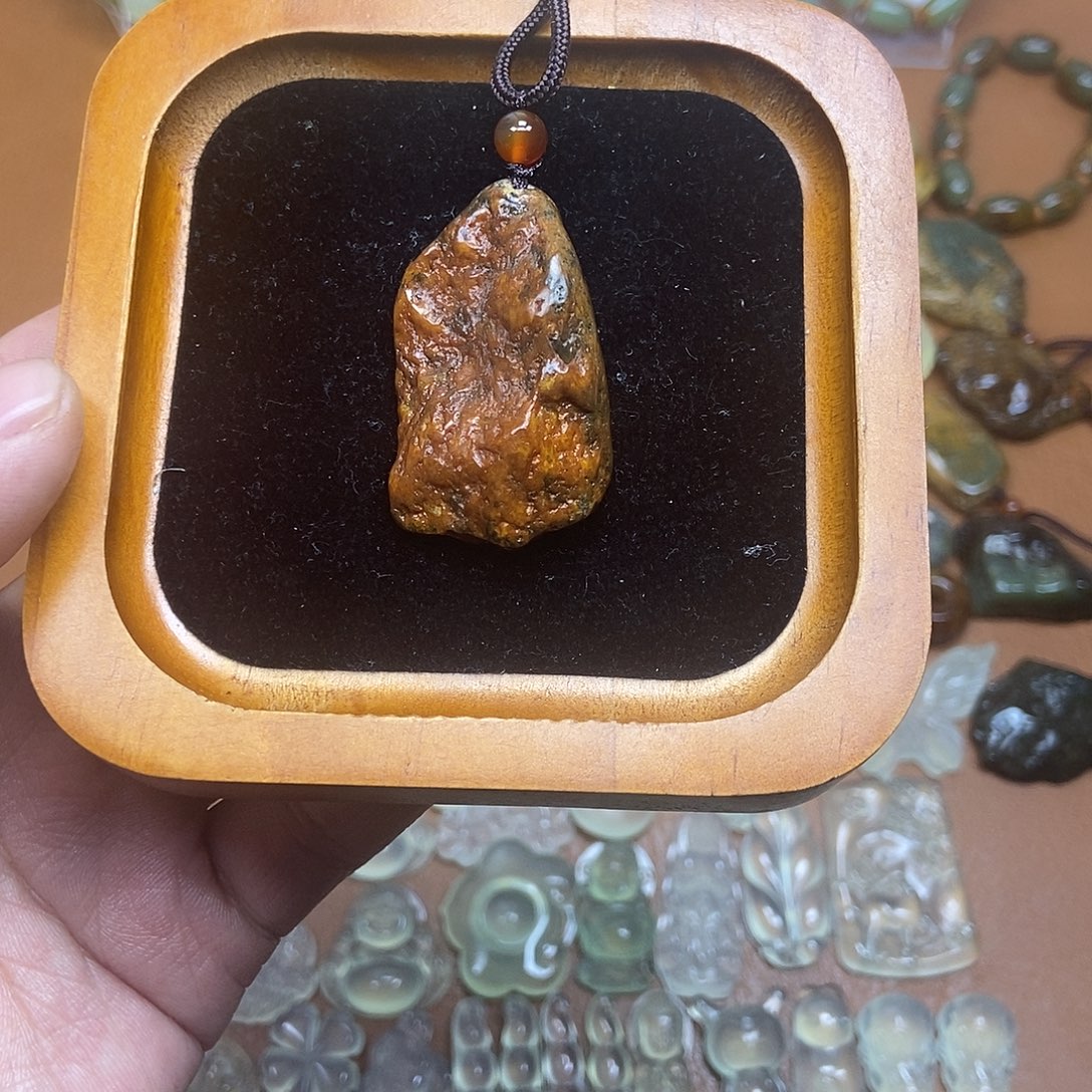 蛇纹石玉未镶嵌颈饰