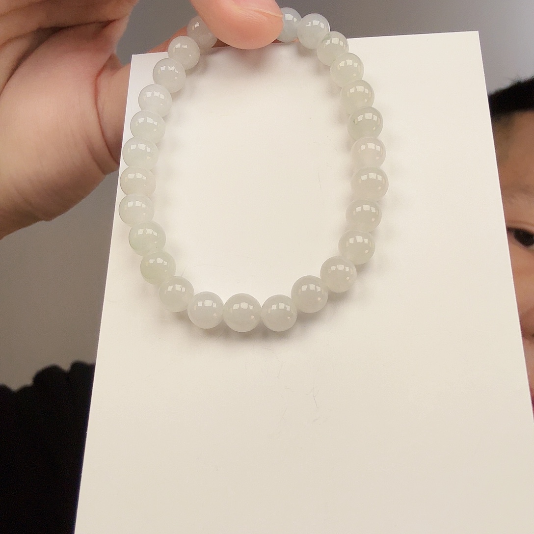 翡翠未镶嵌颈饰一件