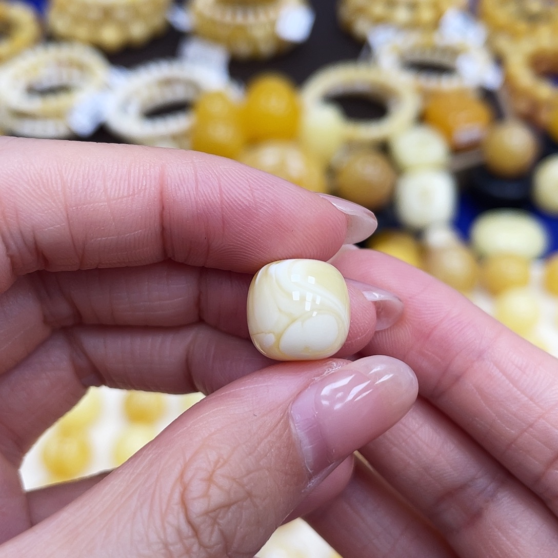 琥珀未镶嵌裸石12.0*11.6mm