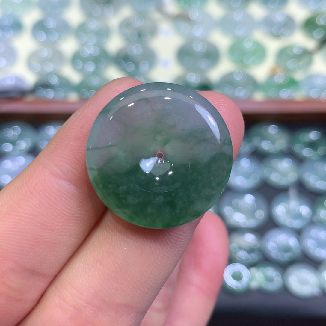 翡翠颈饰未镶嵌平安扣