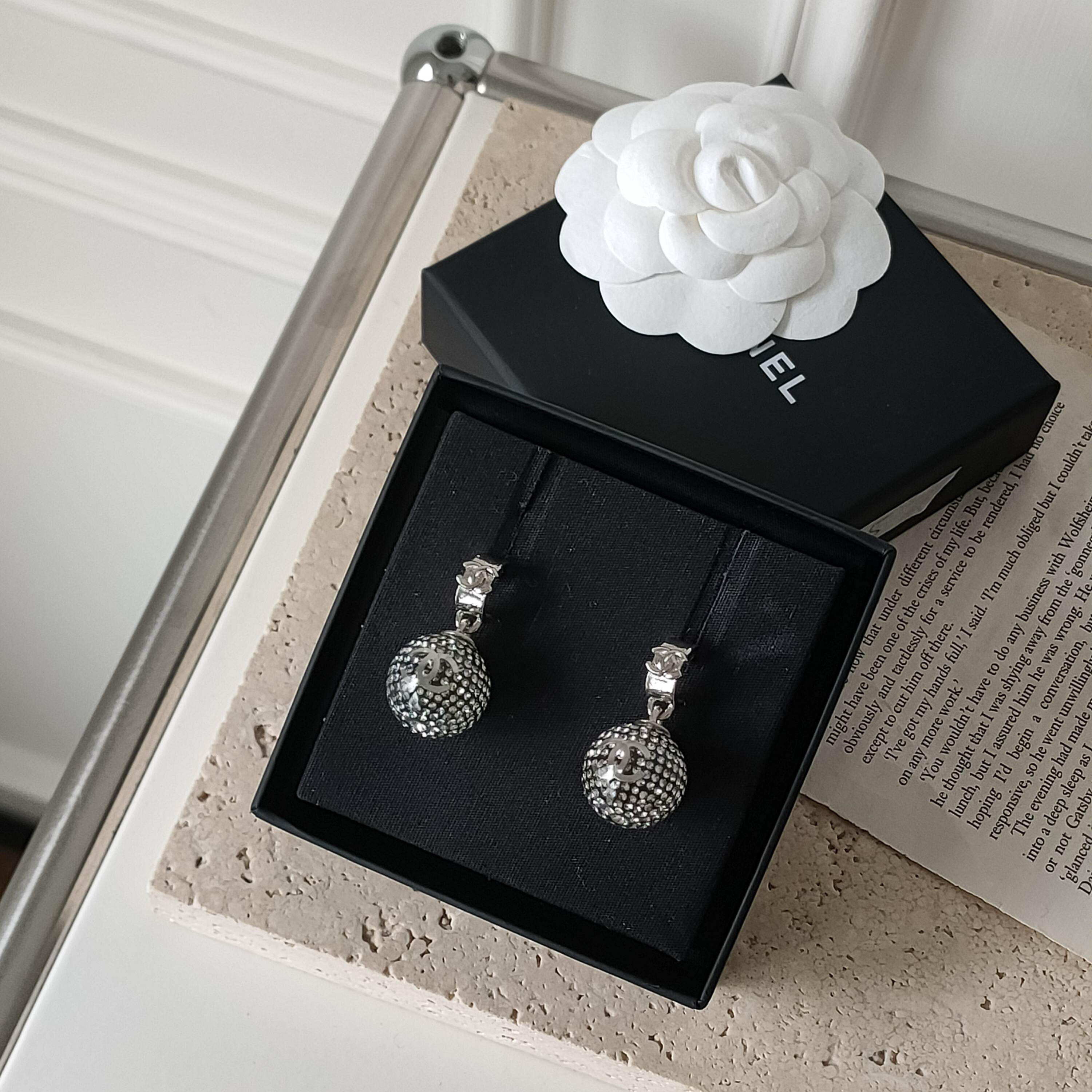 95新 Chanel/香奈儿 Azul-黑银闪钻球球吊坠耳钉40215