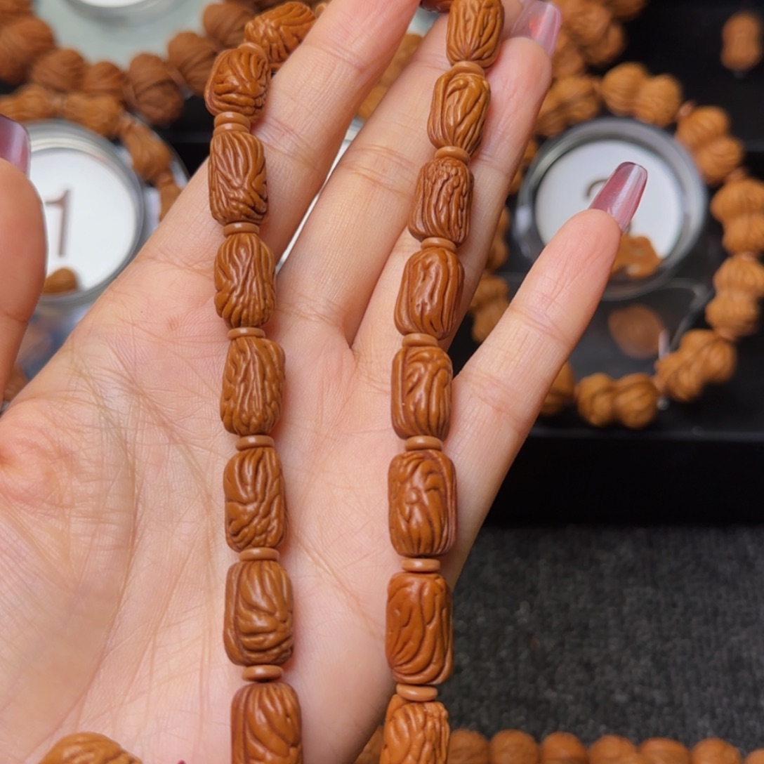 吊坠桃核小金条手持