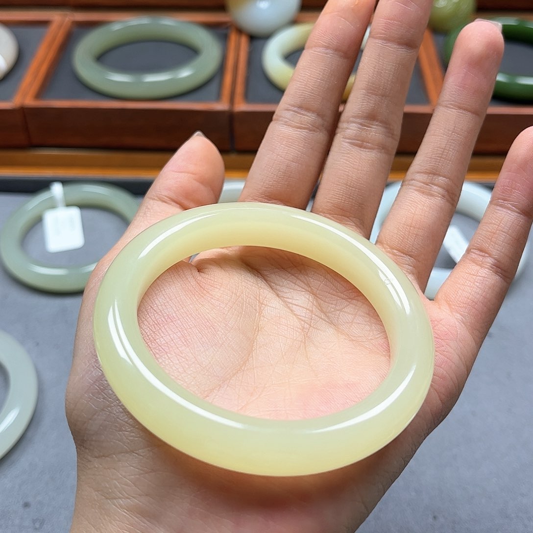 和田玉手镯未镶嵌