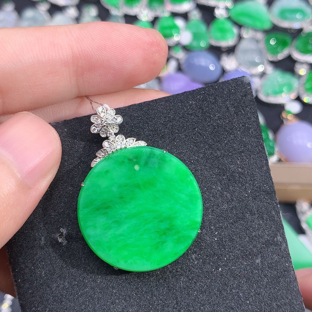 颈饰18K金镶嵌翡翠