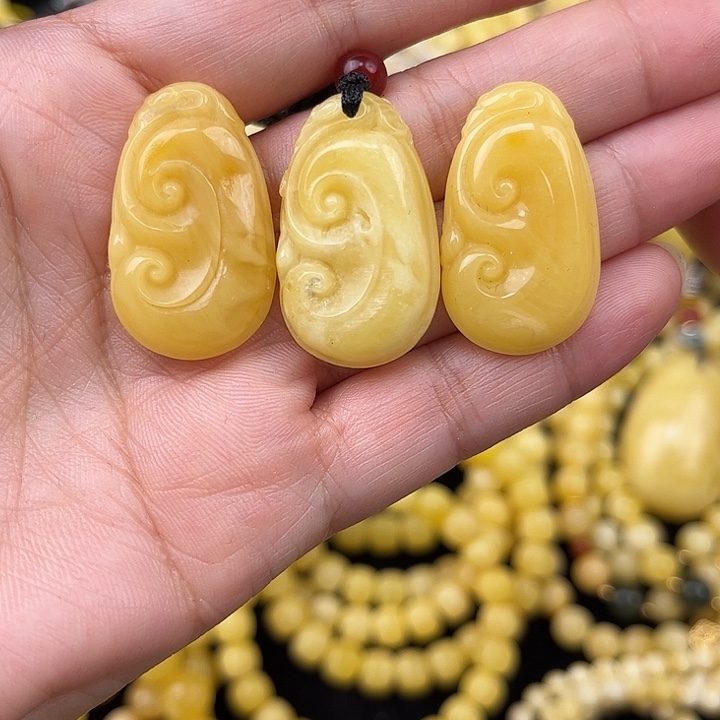 琥珀未镶嵌颈饰琥珀，多样性发其一