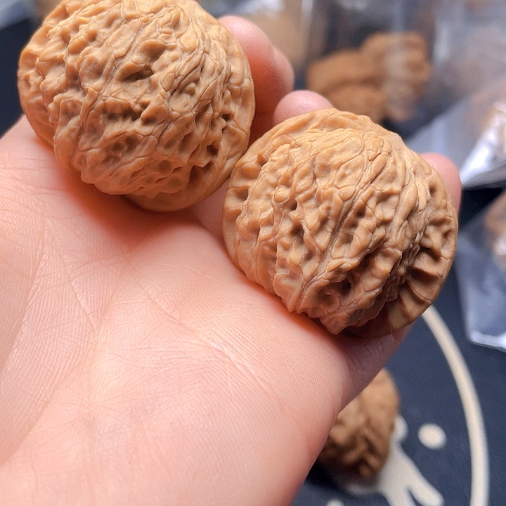 文玩核桃吊坠黄杆一对