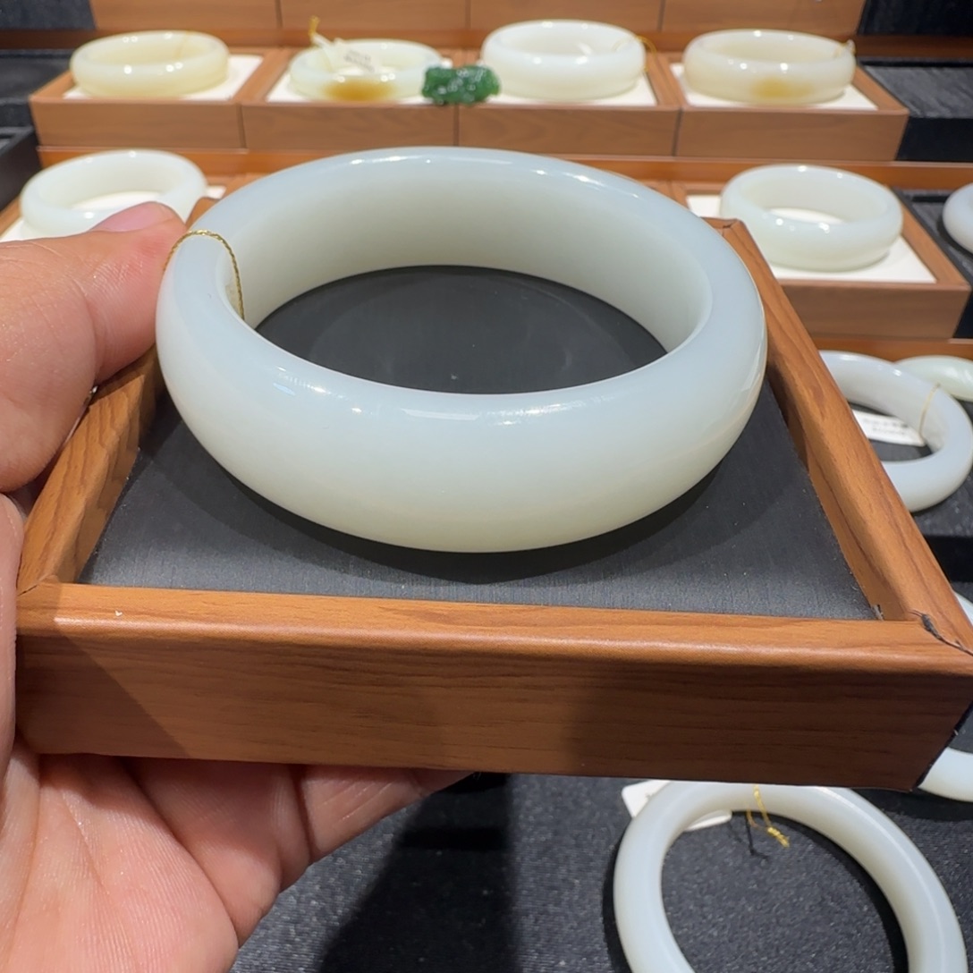 和田玉未镶嵌手镯