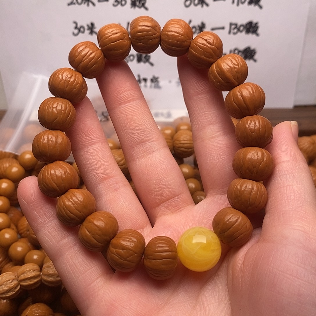 猴头核桃手串边14左右南瓜，配饰是赠送的不参与售后
