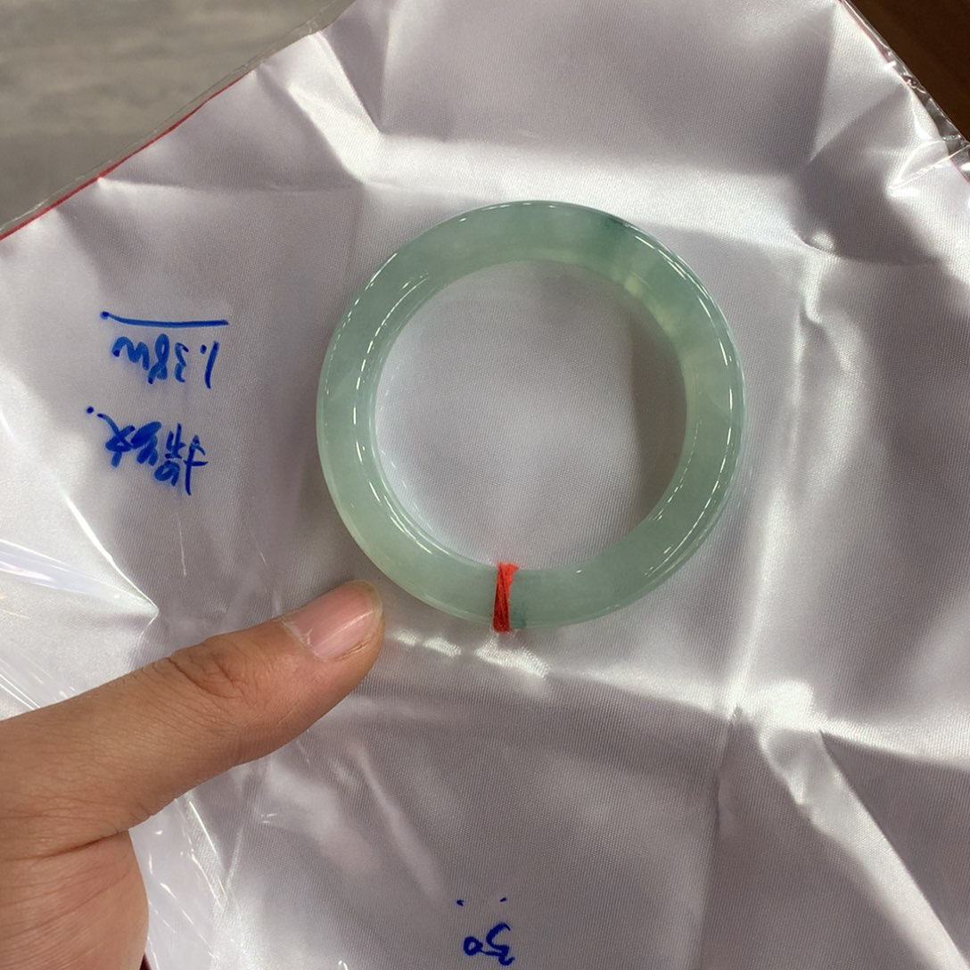 翡翠手镯未镶嵌微瑕