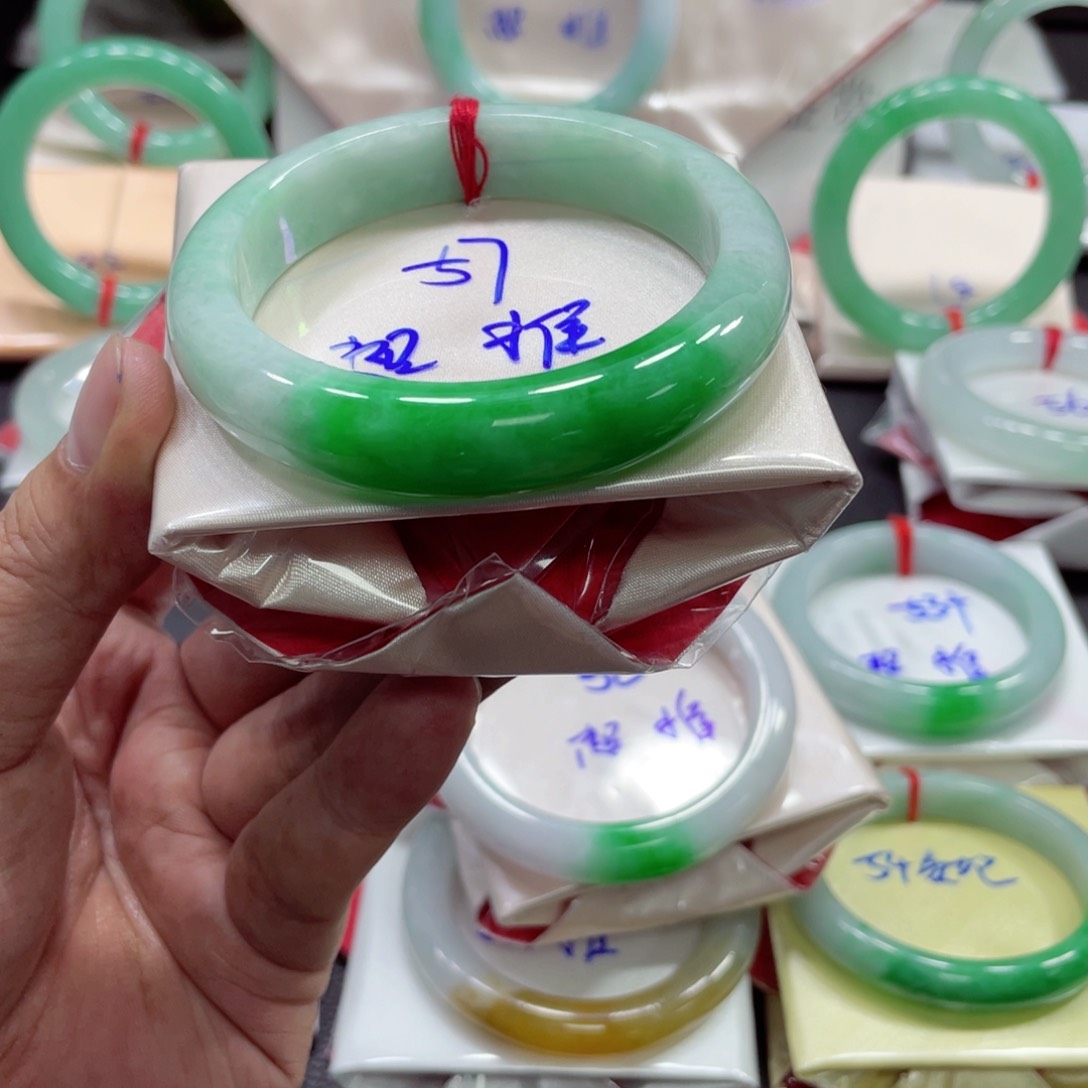 翡翠未镶嵌手镯翡翠