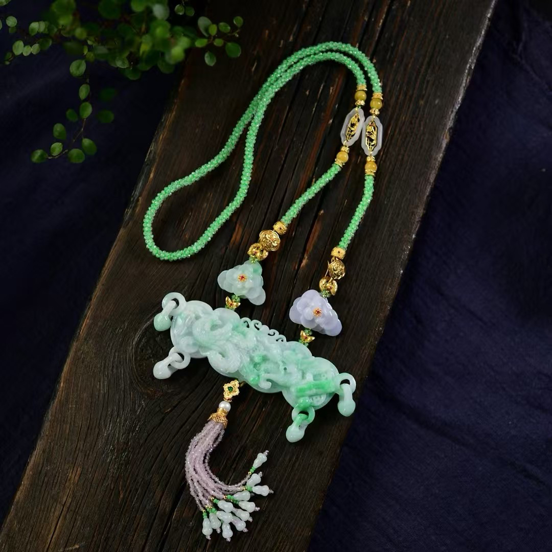 天然缅甸A货俏阳绿翡翠雕刻龙凤呈祥吊坠