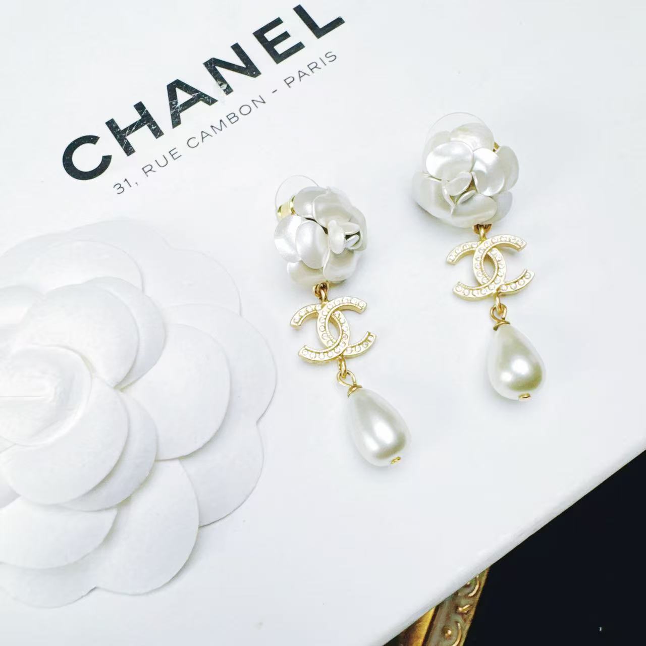 95新 Chanel/香奈儿 柚礼/香奈儿山茶花珍珠扫肩耳钉lz510105
