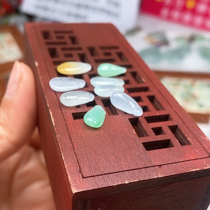 翡翠颈饰未镶嵌30一个