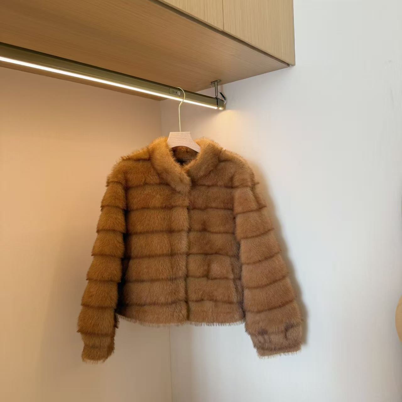 Barbie Jingni【琥珀歌】99051冬季单排扣横排层次毛毛外套轻奢保暖