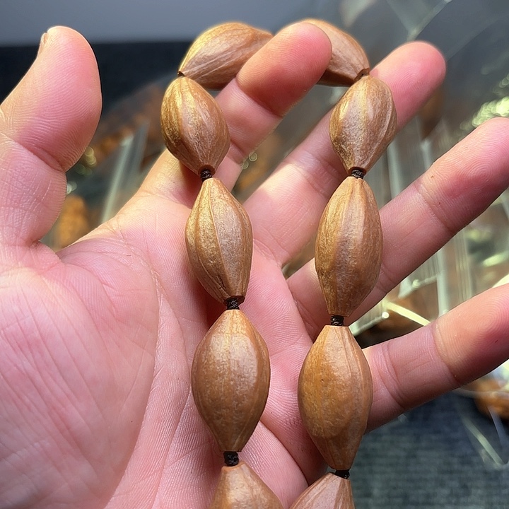 橄榄核吊坠原皮手持