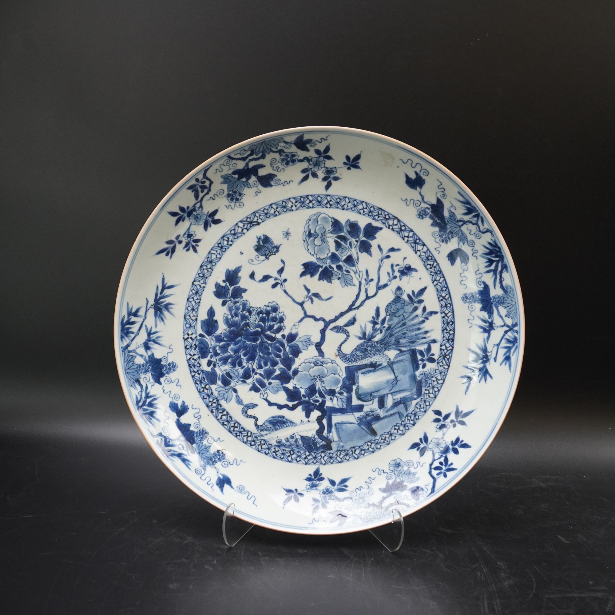 Lot.25082037清康熙青花凤穿牡丹纹赏盘 直径：约36cm