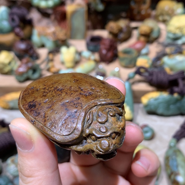 未镶嵌岫岩河磨玉（透闪石质玉）挂件