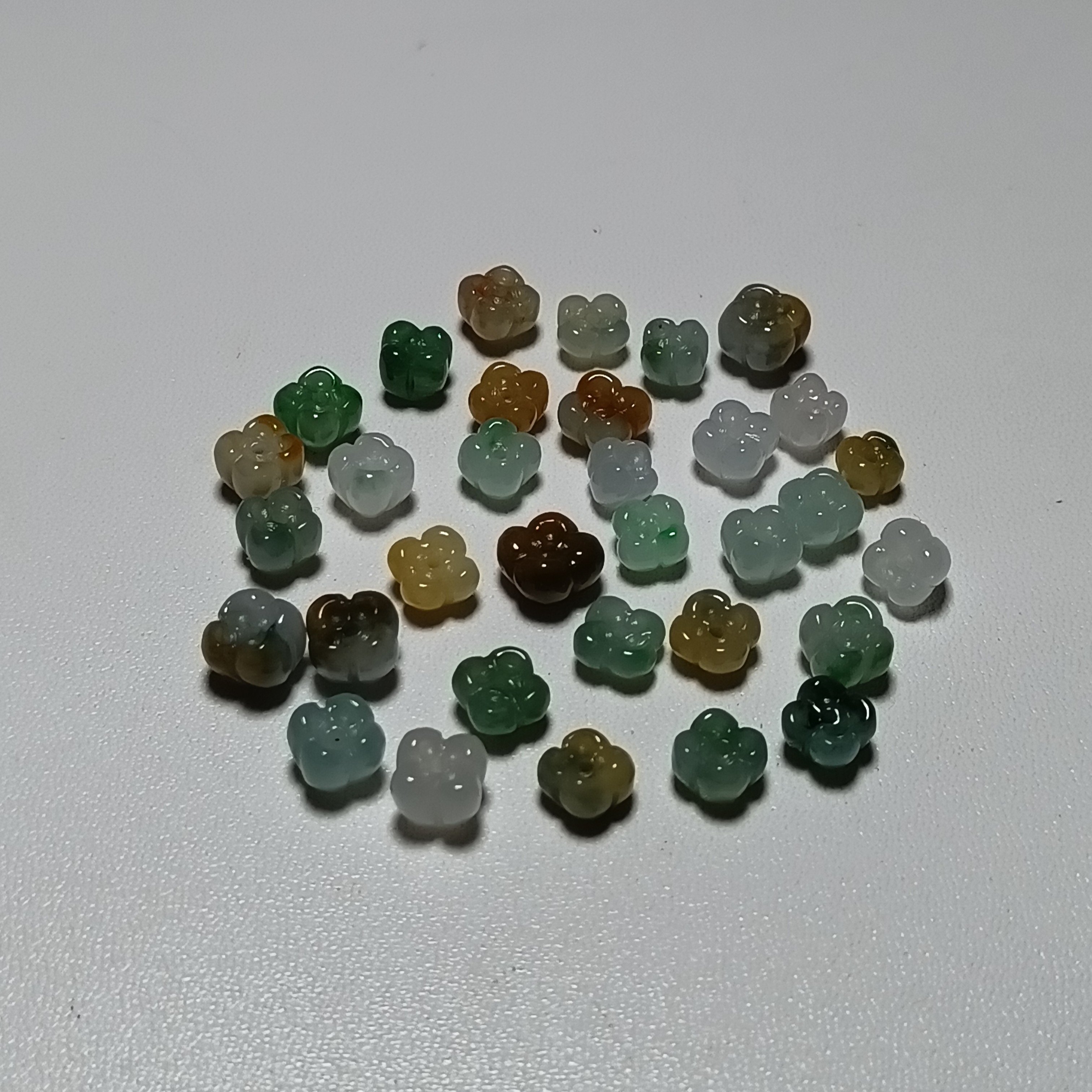 天然翡翠中间孔孔彩色桂花1个（约6*5）（不接受备注随机发货）
