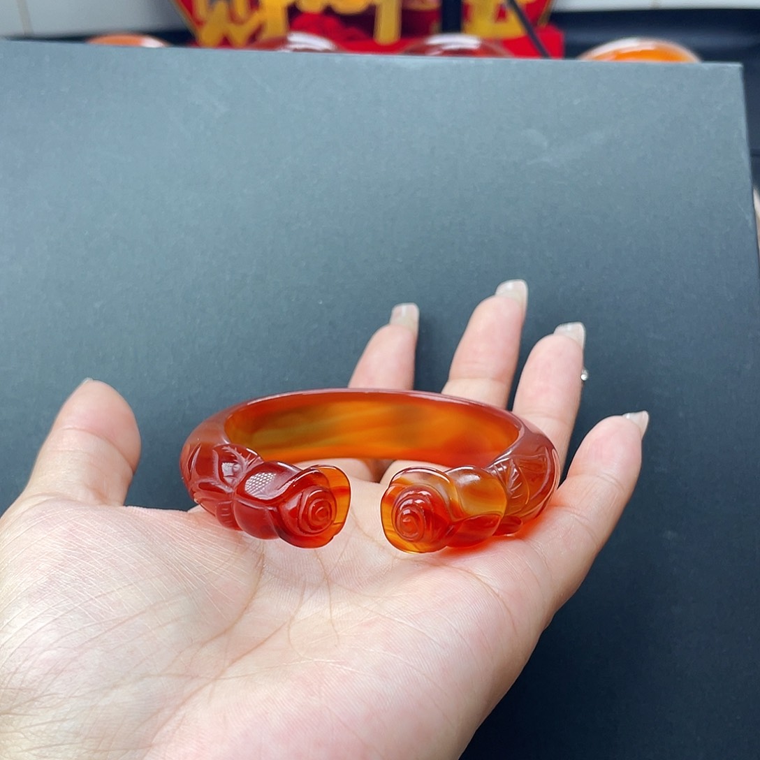 玛瑙/玉髓手镯未镶嵌年****?