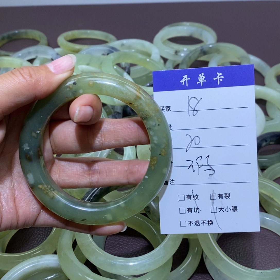 未镶嵌蛇纹石玉手镯小**?