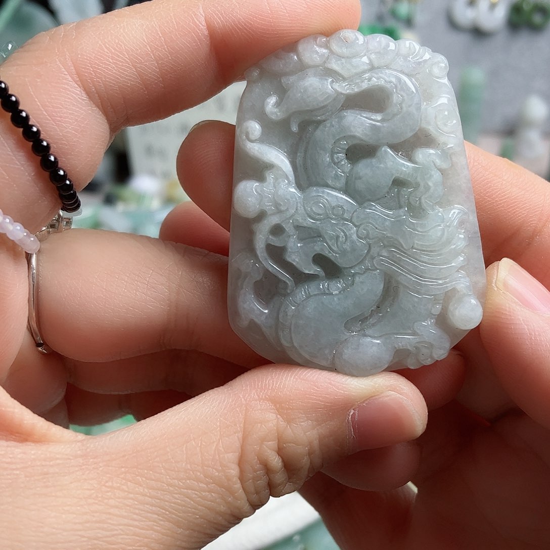 翡翠颈饰未镶嵌龙牌