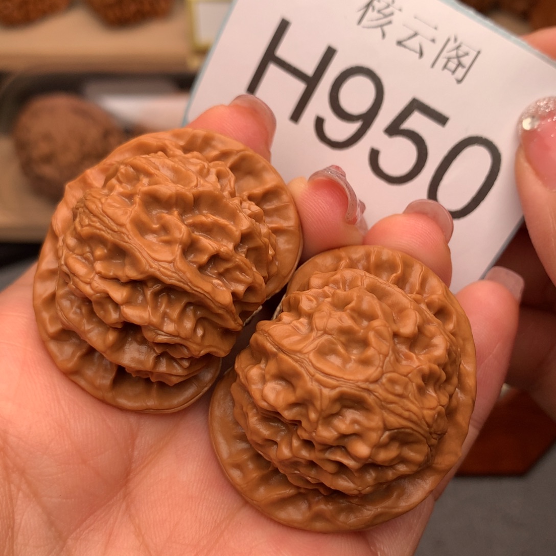 文玩核桃把件42全品红皮桃心宫灯