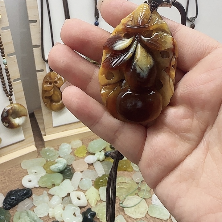 皓***妈岫玉合金颈饰葫芦