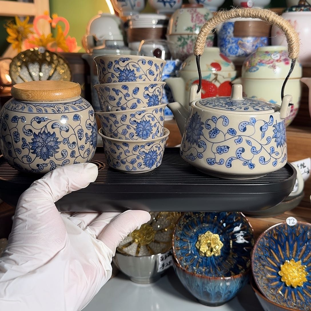 青花缠莲枝手提壶套组