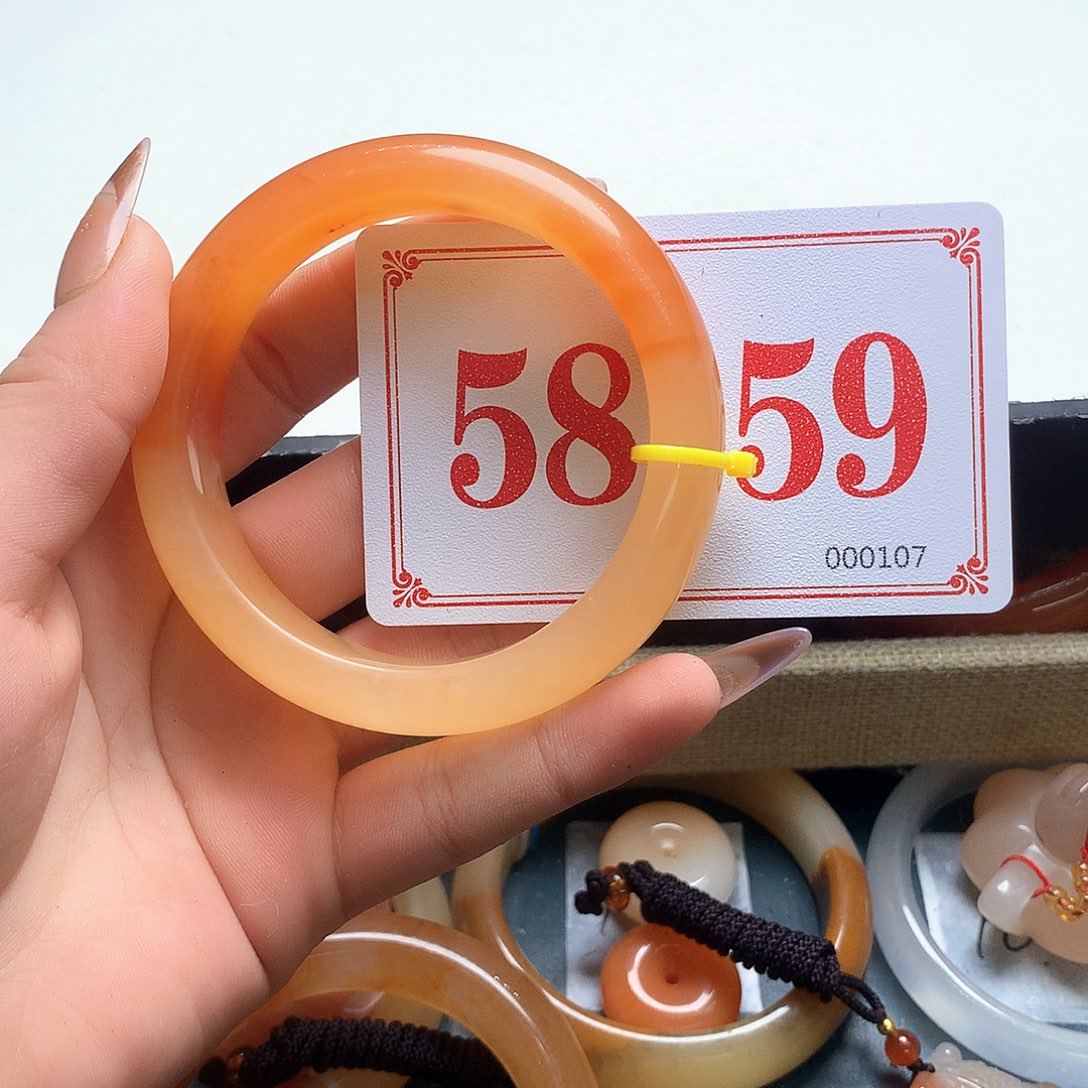 未镶嵌石英质玉（黄龙玉）手镯