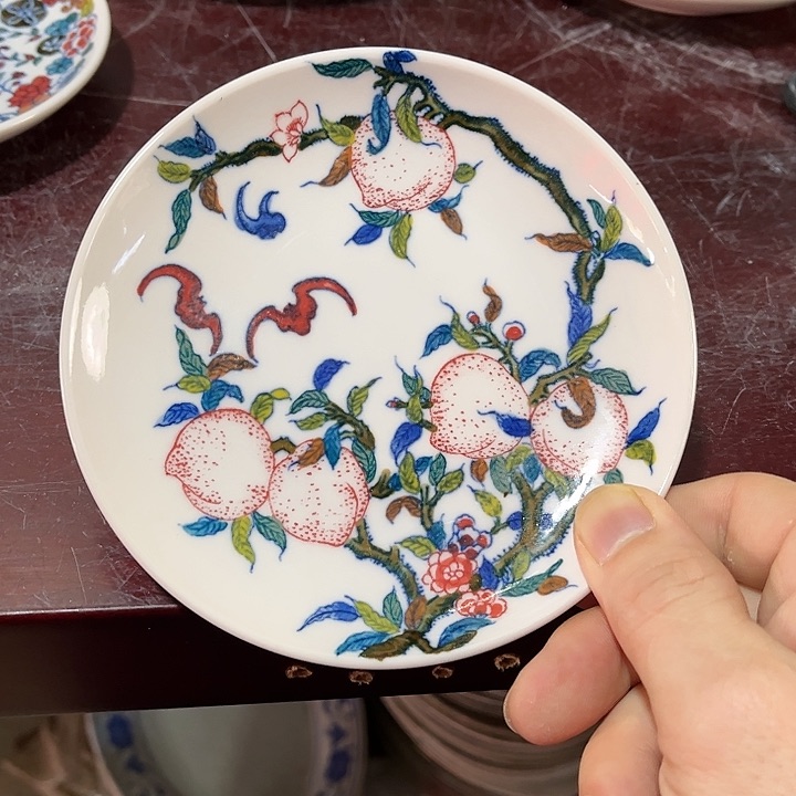 瓷片/////直径13.5厘米。红。