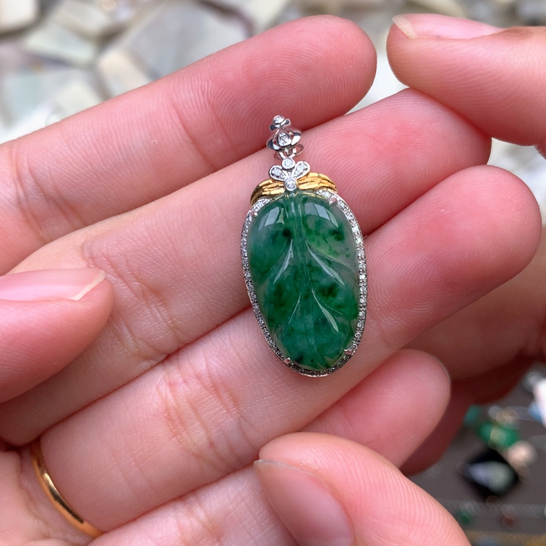 18K金镶嵌挂件翡翠一