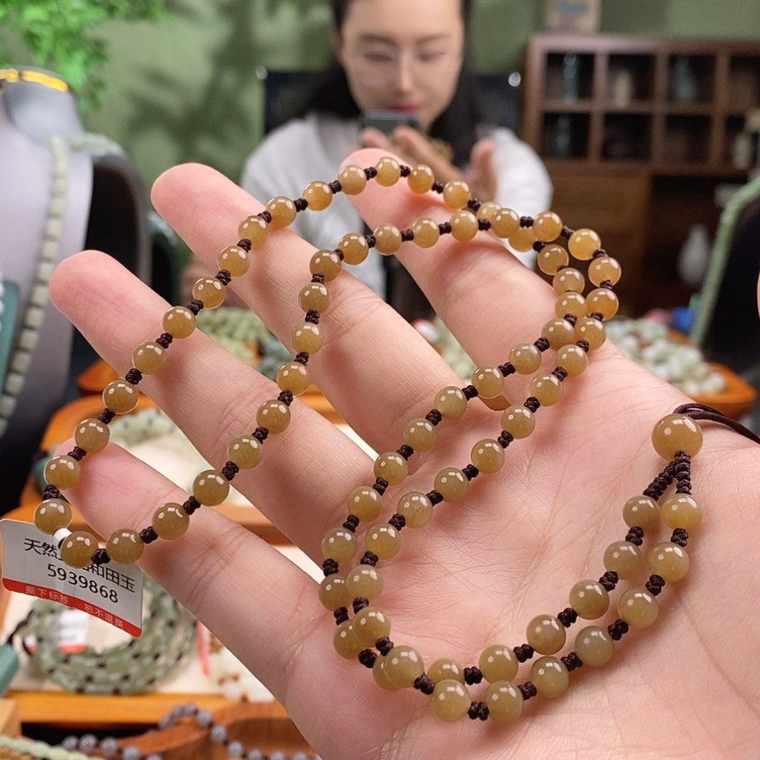 轩***东和田玉未镶嵌颈饰