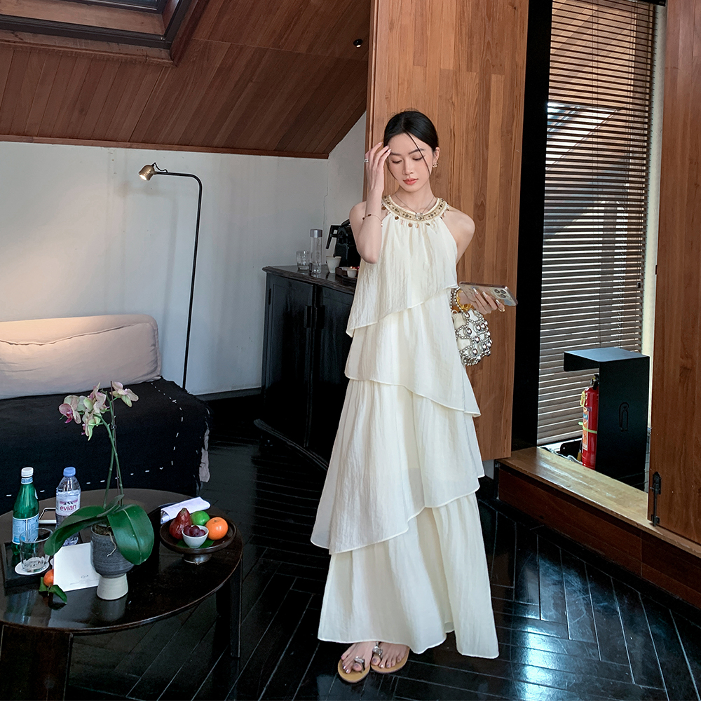 缤菓binguo 米白色重工挂脖连衣裙女2025夏新款遮肉显瘦蛋糕裙