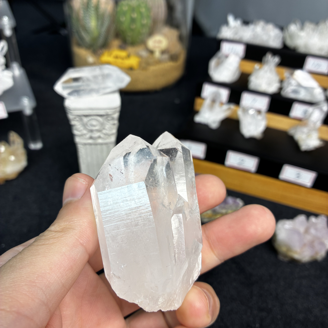 天然直采白水晶原石装饰单握天然水晶簇