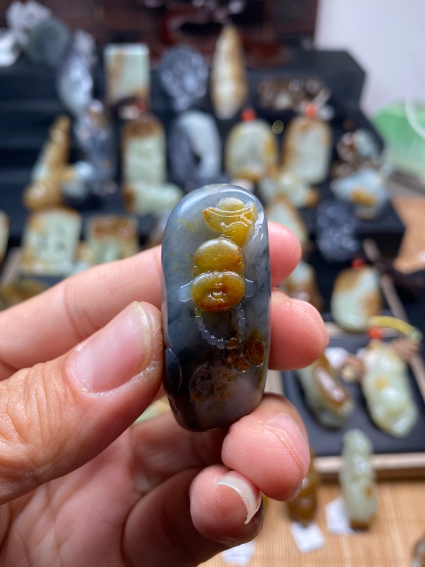 新疆和田玉籽料 独籽雕刻 俏色巧雕 佛公 佛在眼前 青花带黄沁色