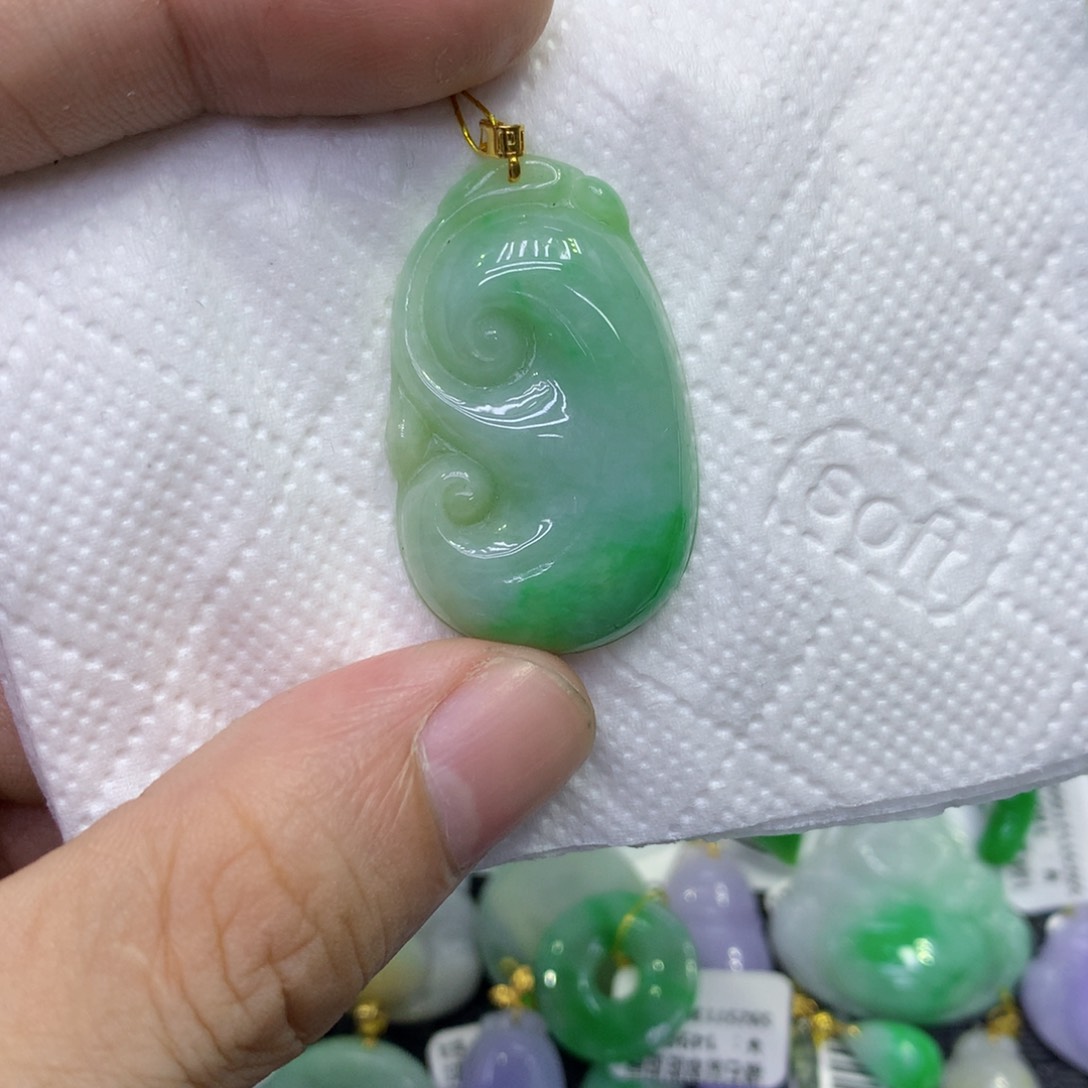 颈饰18K金镶嵌翡翠