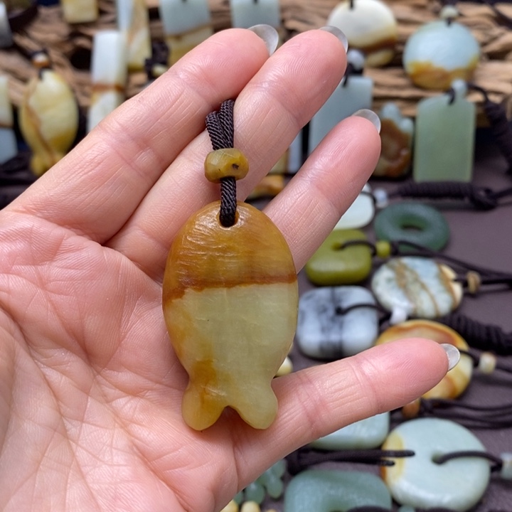 蛇纹石玉未镶嵌颈饰