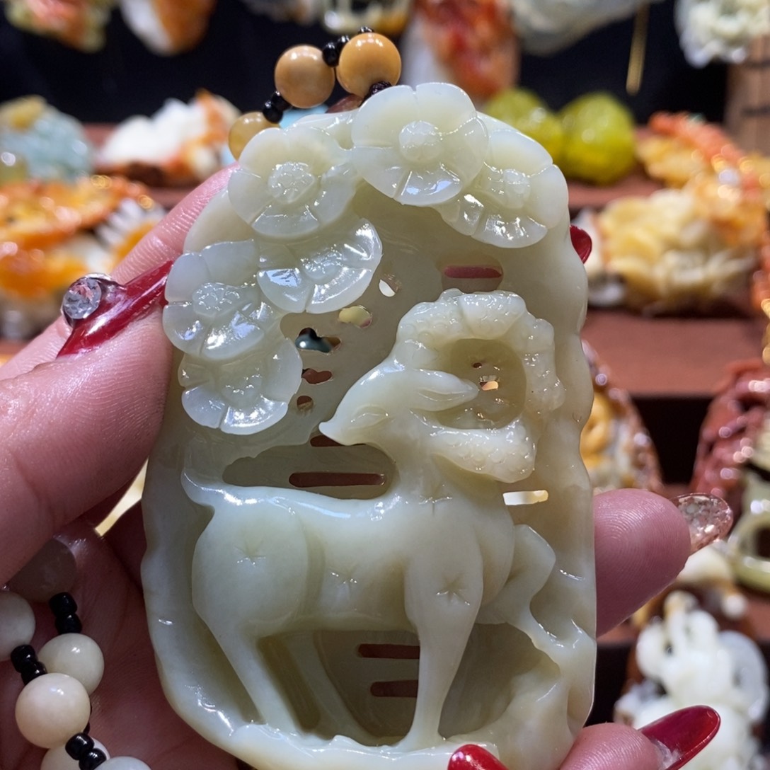 蛇纹石玉颈饰未镶嵌