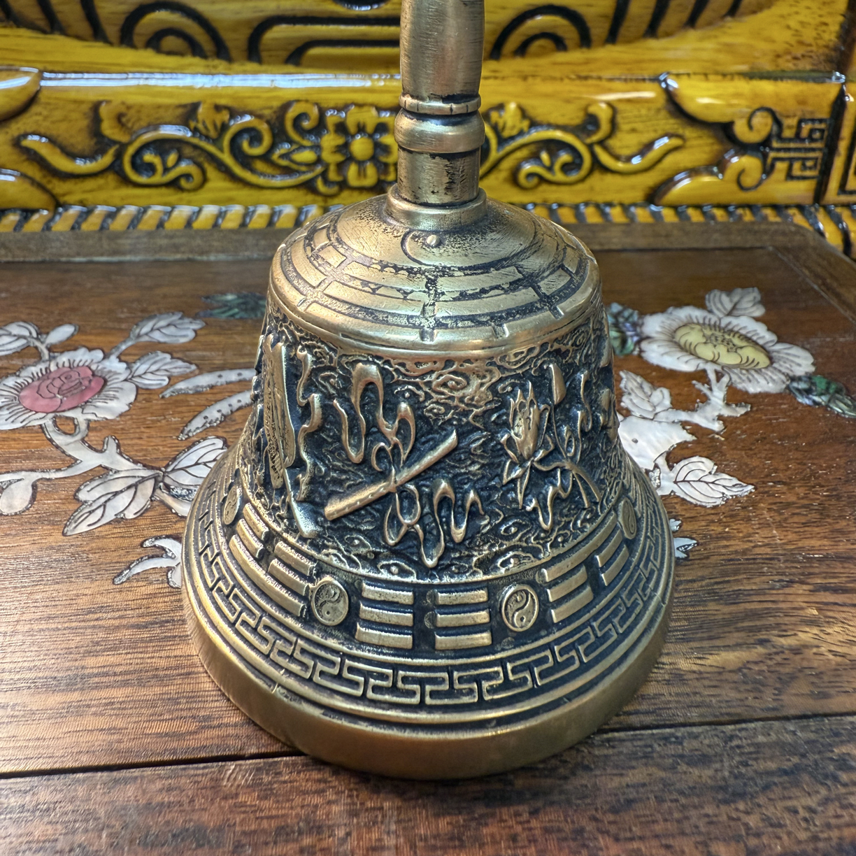 藏传黄利马摇铃摆件